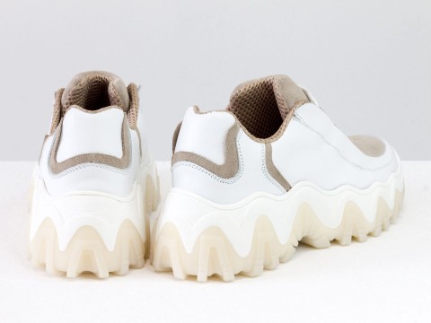 Жіночі світло-білі кросівки зі шкіри із вставками із замші на потовщеній підошві, Т-2108-01