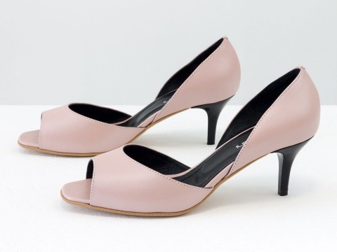 Летние туфли с открытым носиком на невысокой шпильке из натуральной кожи розового цвета