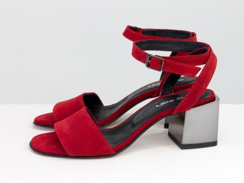 Женские босоножки из замши красного цвета на удобном каблуке