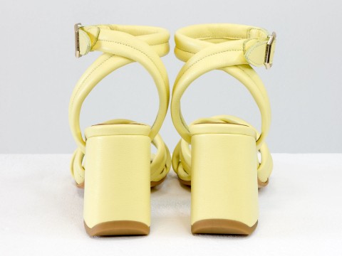 Дизайнерські жовті босоніжки на розкльошеному  обтяжному каблуці з натуральної італійської шкіри