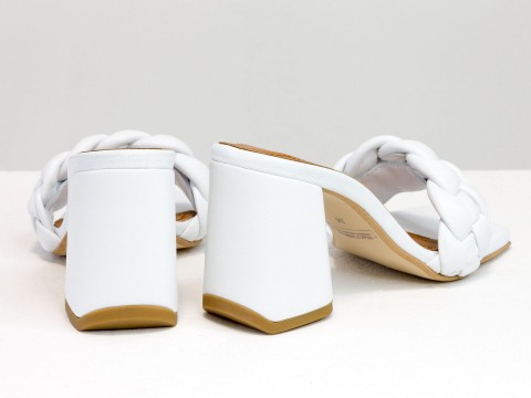 Дизайнерські босоніжки "кіска" на розкльошеному підборі з натуральної італійської шкіри білого кольору