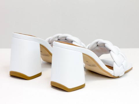 Дизайнерські босоніжки "кіска" на розкльошеному підборі з натуральної італійської шкіри білого кольору