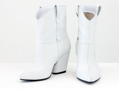 Жіночі чоботи козаки з натуральної шкіри пітон білого кольору на трикутному підборі