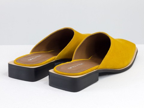 Стильные дизайнерские мюли из замши велюр горчичного цвета на квадратном каблуке