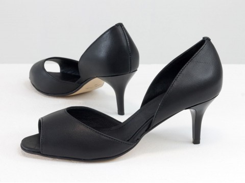 Летние туфли с открытым носиком на невысокой шпильке из натуральной кожи черного цвета