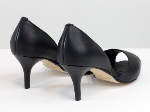 Летние туфли с открытым носиком на невысокой шпильке из натуральной кожи черного цвета