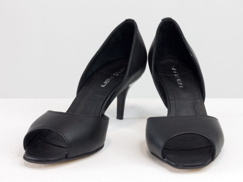 Літні туфлі з відкритим носиком на невисокій шпильці із натуральної шкіри чорного кольору
