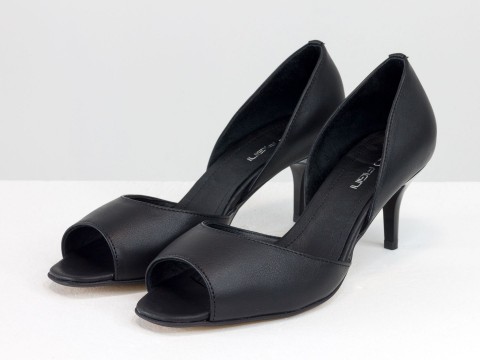 Літні туфлі з відкритим носиком на невисокій шпильці із натуральної шкіри чорного кольору