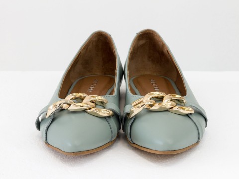 Летние  туфли из итальянской кожи  серо-голубого цвета на низком ходу с золотой цепочкой впереди , Т-2109-04