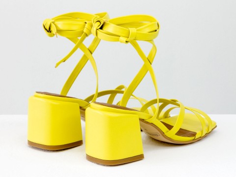 Дизайнерские бесшовные босоножки на завязках, выполнены из натуральной итальянской кожи желтого цвета