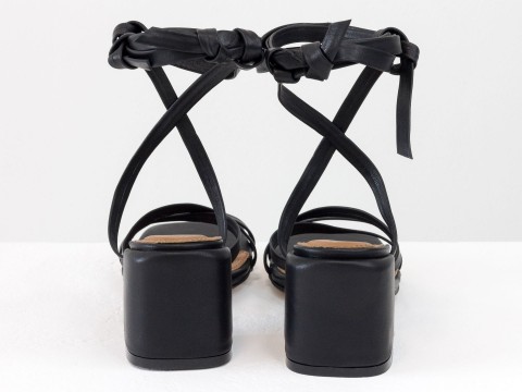 Дизайнерские бесшовные босоножки на завязках, выполнены из натуральной итальянской кожи черного цвета
