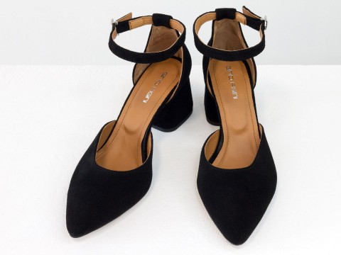Женские классические туфли с ремешком из натуральной замши черного цвета