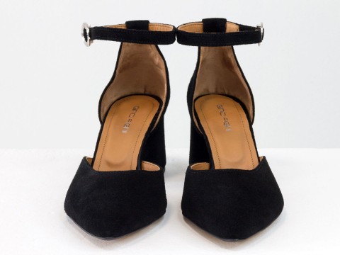 Класичні жіночі туфлі з ремінцем з натуральної замші чорного кольору.