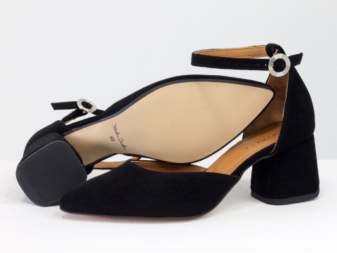 Класичні жіночі туфлі з ремінцем з натуральної замші чорного кольору.