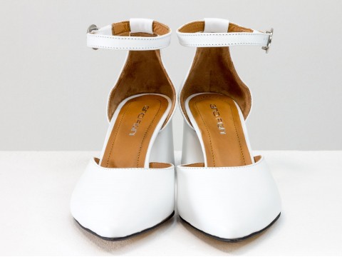 Класичні жіночі туфлі з ремінцем з натуральної шкіри білого кольору.