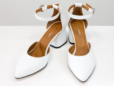 Класичні жіночі туфлі з ремінцем з натуральної шкіри білого кольору.