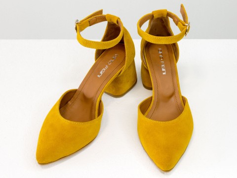 Жіночі класичні туфлі з ремінцем із натуральної замші гірчичного кольору.