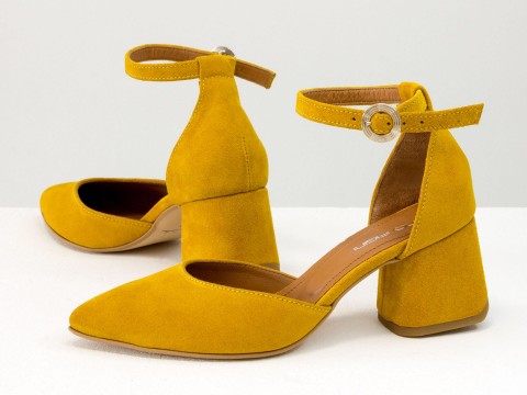 Жіночі класичні туфлі з ремінцем із натуральної замші гірчичного кольору.