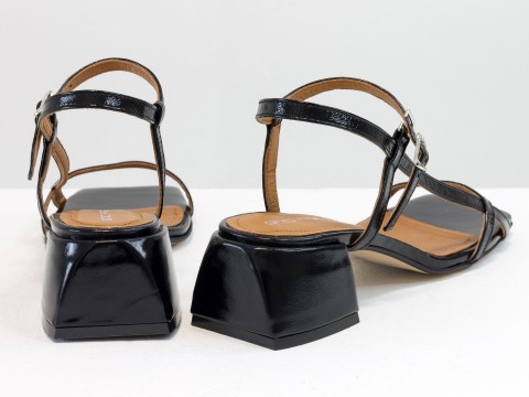 Дизайнерские черные лаковые  босоножки на обтяжном каблуке  из натуральной итальянской кожи