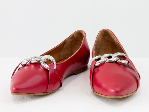 Летние  туфли из итальянской кожи красного цвета на низком ходу с серебряной цепочкой впереди 