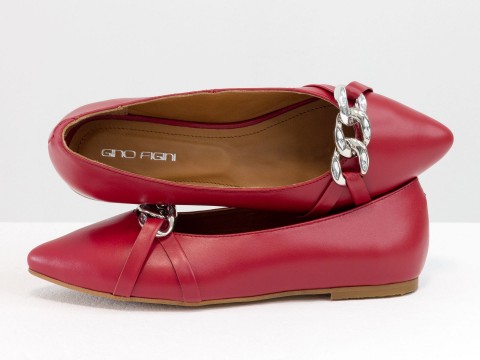 Летние  туфли из итальянской кожи красного цвета на низком ходу с серебряной цепочкой впереди 