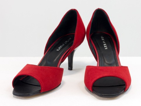 Літні туфлі з відкритим носиком на невисокій шпильці з натуральної замші червоного кольору