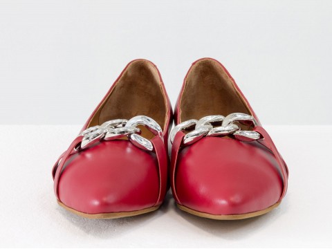 Літні туфлі з італійської шкіри червоного кольору на низькому ходу зі срібним ланцюжком попереду