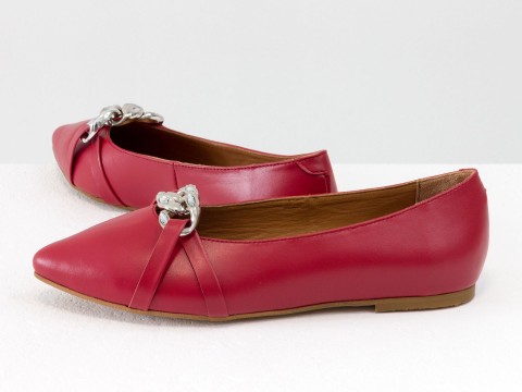 Літні туфлі з італійської шкіри червоного кольору на низькому ходу зі срібним ланцюжком попереду