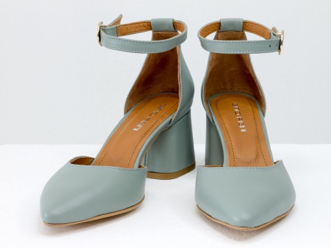 Жіночі класичні туфлі з ремінцем із натуральної шкіри сіро-блакитного кольору.