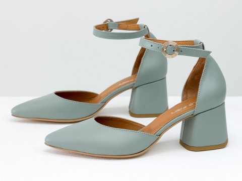 Жіночі класичні туфлі з ремінцем із натуральної шкіри сіро-блакитного кольору.