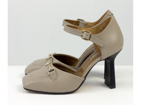 Дизайнерские бежевые босоножки на стильном каблуке из натуральной итальянской кожи с золотой фурнитурой, С-2211-09