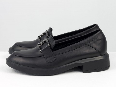 Жіночі туфлі-лофери з натуральної шкіри чорного кольору з ланцюжком, Т-2210-02