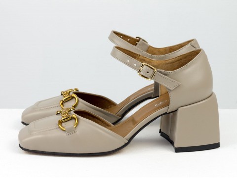 Дизайнерские босоножки на невысоком  обтяжном каблуке из натуральной итальянской кожи бежевого цвета с золотой фурнитурой, С-2211/1-05