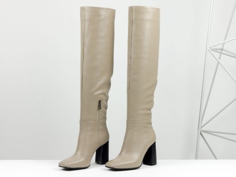Ексклюзивні високі чоботи бежевого кольору з натуральної шкіри на стійкому глянцевому підборі, М-20108-01