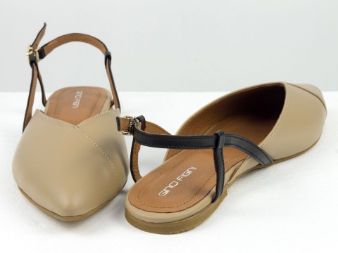 Жіночі туфлі з відкритою п'ятою бежевого кольору з натуральної шкіри та чорними ремінцями 