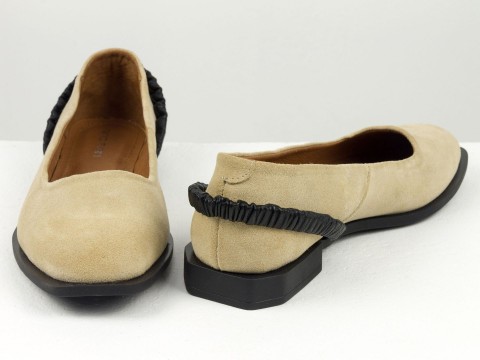 Літні туфлі з італійської замші бежевого кольору на низькому ходу з  чорним шкіряним ремінцем, Т-2112-08