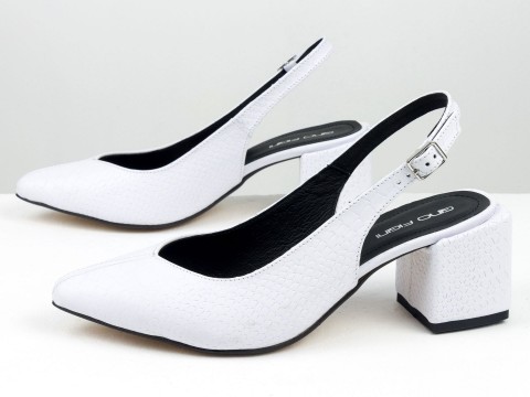 Білі текстуровані  туфлі на квадратних підборах з відкритою п'ятою з натуральної шкіри.