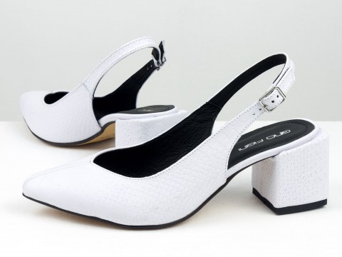Білі текстуровані  туфлі на квадратних підборах з відкритою п'ятою з натуральної шкіри.