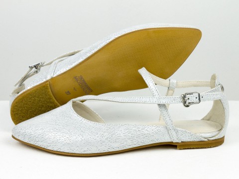 Ексклюзивні срібні туфлі на низькому ходу з натуральної шкіри з ремінцями та застібкою, С-2223-10
