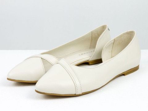 Жіночі туфлі на низькому ходу з натуральної шкіри молочного кольору