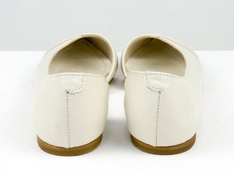Жіночі туфлі на низькому ходу з натуральної шкіри молочного кольору