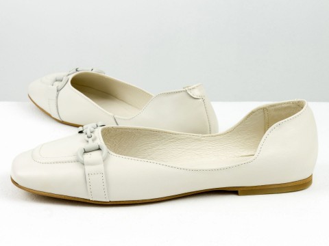 Літні туфлі з італійської шкіри молочного кольору на низькому ходу із молочним ланцюжком спереду та бежевою підошвою , Т-2227-08