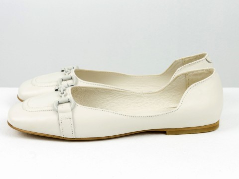 Жіночі молочні туфлі на низькому ходу з натуральної шкіри із молочним ланцюжком спереду та бежевою підошвою, Т-2227-08