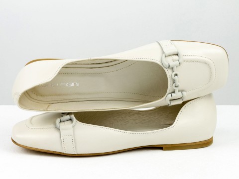 Літні туфлі з італійської шкіри молочного кольору на низькому ходу із молочним ланцюжком спереду та бежевою підошвою , Т-2227-08