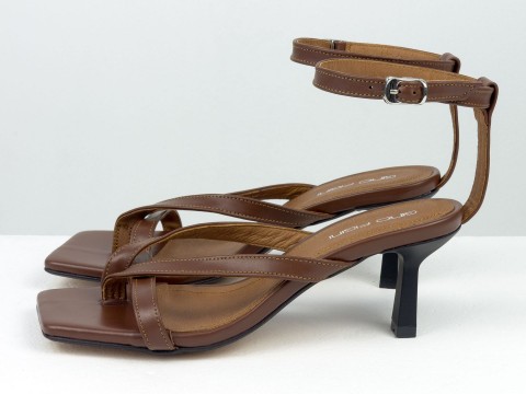 Дизайнерские коричневые босоножки на каблуке выполнены из натуральной итальянской кожи, С-2313-06