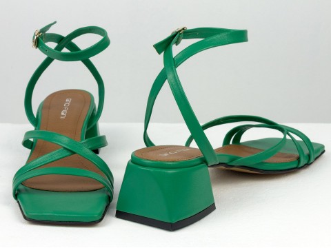 Дизайнерські безшовні босоніжки , виготовлені з натуральної італійської шкіри зеленого кольору. лайм