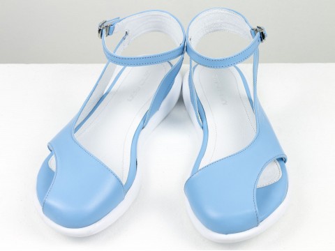 Дизайнерські жіночі босоніжки з ремінцем на полегшеній підошві з натуральної шкіри блакитного кольору, С-2221-03