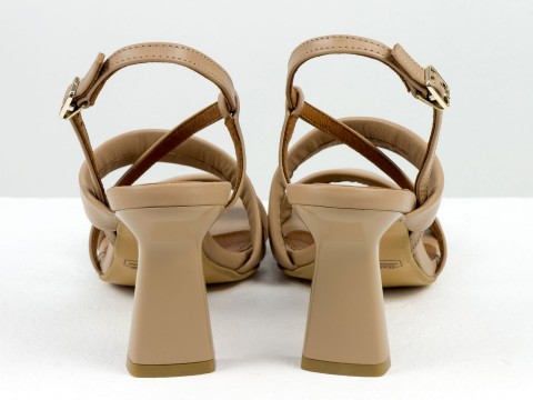 Дизайнерські туфлі на невисокому підборі "рюмочка" з натуральної італійської шкіри кольору капучино, С-2222-03