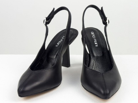 Чорні туфлі з відкритою п'ятою з натуральної шкіри на на каблуці чарочці