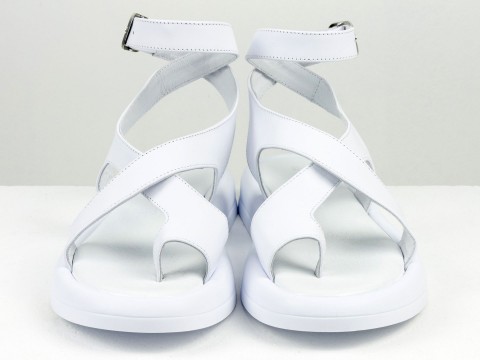 Жіночі білі літні босоніжки із натуральної шкіри на низькому ходу з потовщеною білою підошвою 
